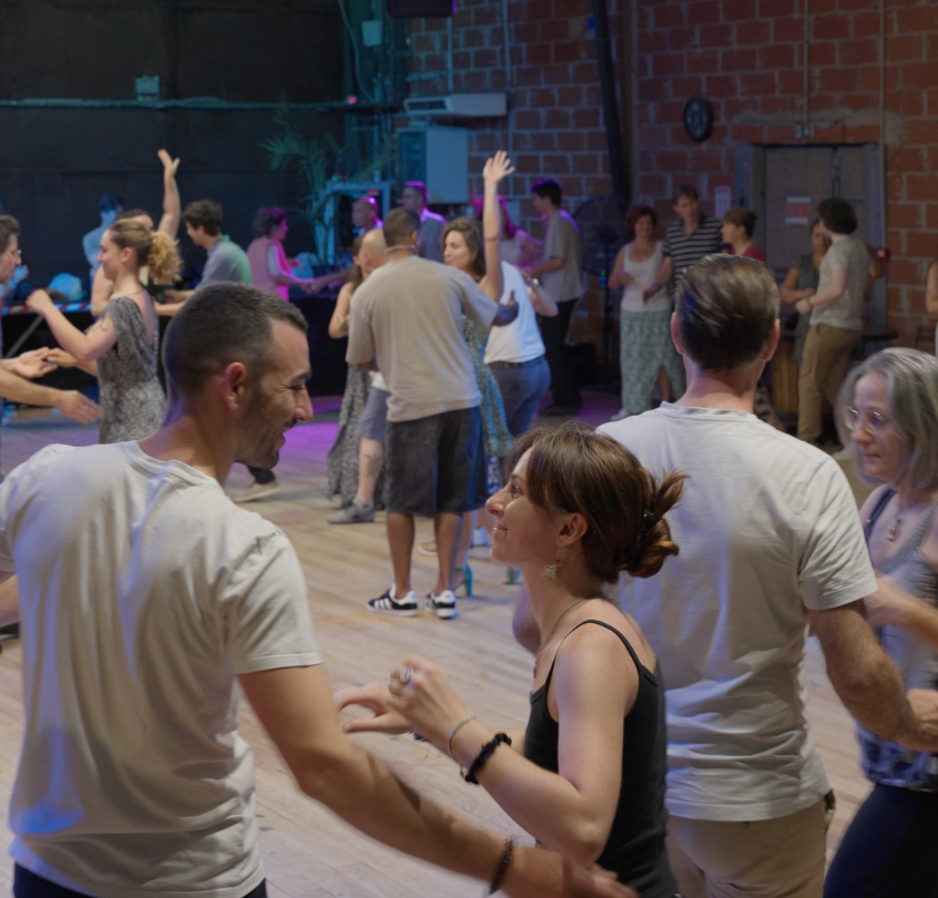Deux élèves dansent la bachata lors d’un cours à l’école de danse Harold Paturet