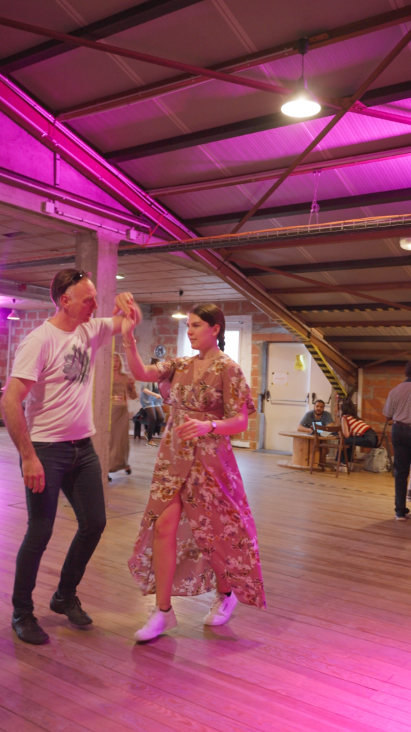 Deux élèves dansent le West Coast Swing pendant un cours à l’école de danse Harold Paturet