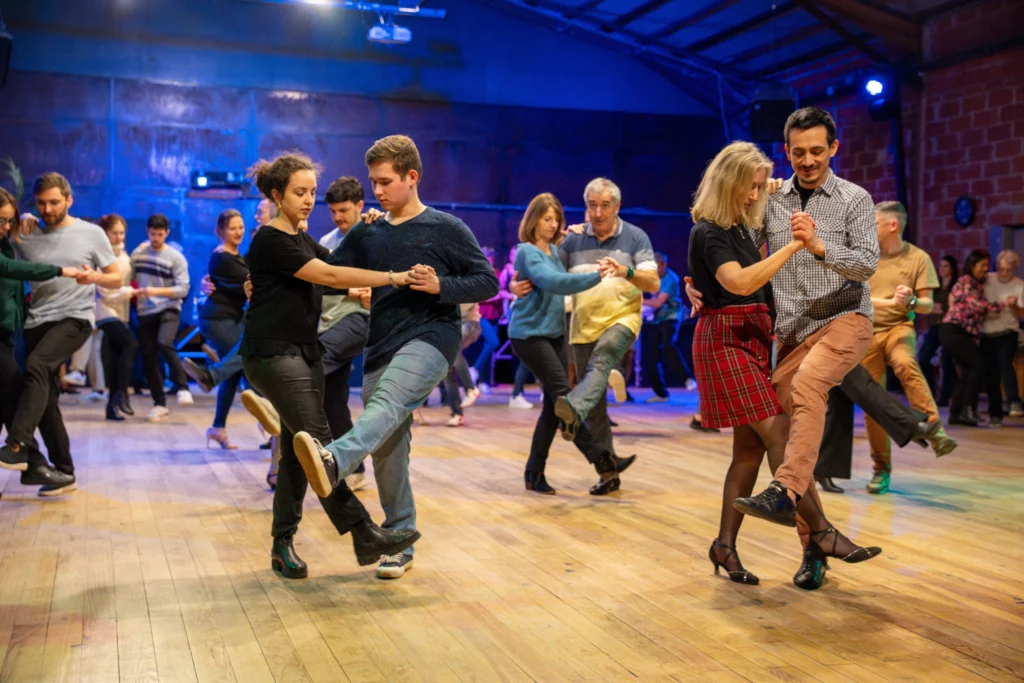 Deux élèves dansent le rock lors d’un cours à l’école de danse Harold Paturet